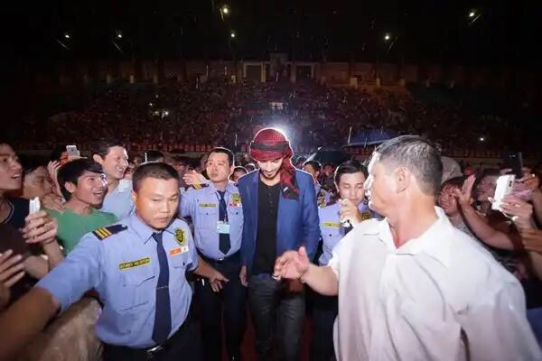 Yuki Sepre 24 keeps security at opening event of H&M fashion in vincom Dong Khoi